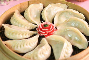 竹制蒸笼里的美味饺子