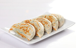 美味香煎馅饼整齐摆盘中