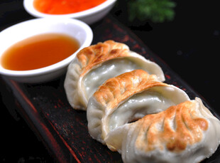 美味煎饺配特色蘸料