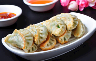 香脆煎饺配多样蘸料