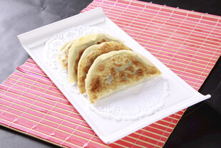 美味煎饺置于红白餐布上