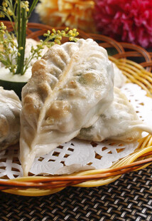 竹篮中的美味特色饺子