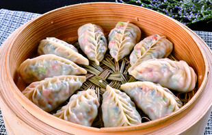 竹制蒸笼里的美味蒸饺