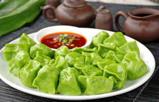 翡翠饺子配香辣蘸料