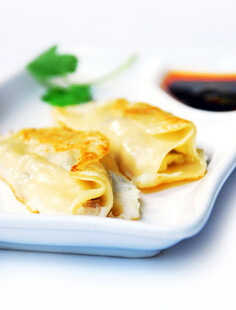 美味煎饺摆放在白色盘中