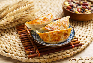 美味煎饺摆放在编织垫上