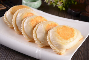 美味煎饺摆放在白色盘中