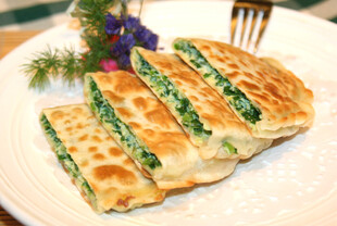 美味菠菜煎饼摆于盘中
