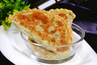 美味煎饼置于透明小杯