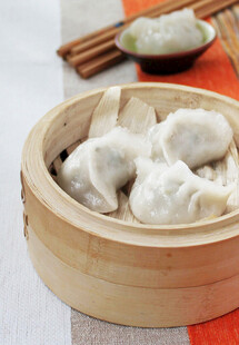 竹制蒸笼里的美味小笼包