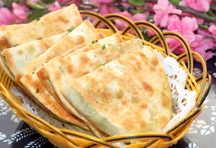 竹篮里的美味香酥饼