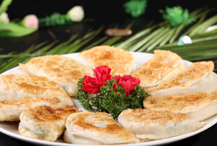 美味煎饺摆盘精致诱人
