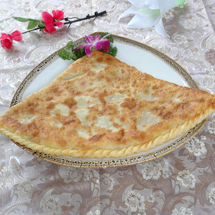 美味煎饼摆于精致盘中