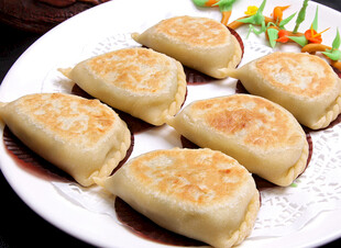 美味煎饺摆放在精致盘中