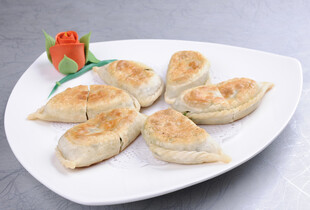 美味煎饺摆于盘中