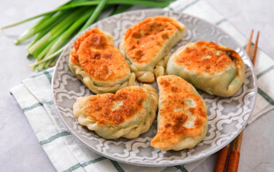 香煎美味馅饼摆于盘上