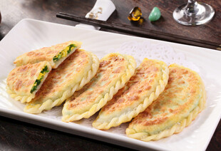 美味蔬菜煎饼整齐摆盘中
