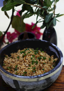 美味炒饭摆于绿植旁