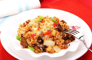 美味香菇炒饭摆于盘中