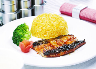 香煎鱼配炒饭与蔬菜