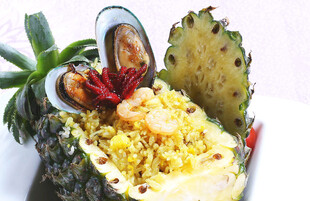 菠萝海鲜炒饭创意美食
