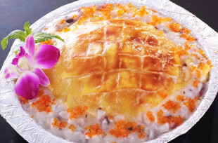 美味焗饭配鲜花装饰