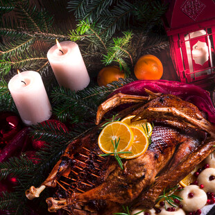 圣诞烤火鸡与节日装饰