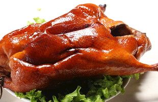 美味烤乳鸽摆于翠绿生菜上