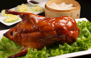 美味烤鸭摆放在翠绿生菜上