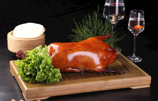 美味烤乳猪配美酒绿植