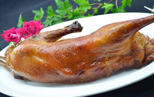 美味烤鸭摆于盘中