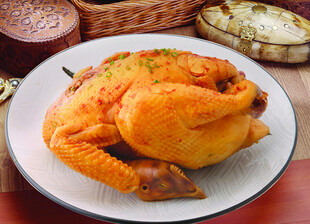 美味烤鸡摆于盘中