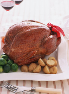 美味烤火鸡配蔬菜与土豆