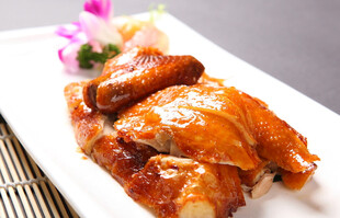 美味烤鸡翅摆于盘中