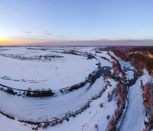 冬日雪覆大地全景风光