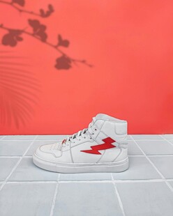 红色装饰高帮白色运动鞋