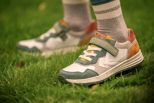 多彩运动鞋搭配个性袜子