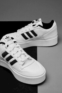 阿迪达斯经典款白色运动鞋