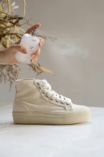 米色高帮鞋展示瞬间