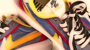 抽象多彩乐器画作