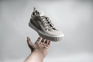 手托悬浮时尚休闲运动鞋