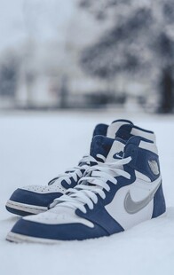 蓝白高帮耐克运动鞋