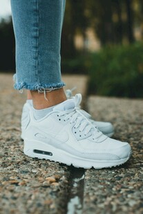 时尚白色运动鞋搭配牛仔裤