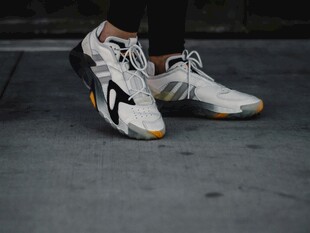 时尚运动鞋特写