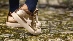 时尚运动鞋漫步于石径