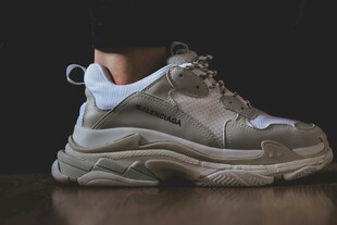 时尚厚底运动鞋展示