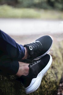 系鞋带的时尚运动鞋