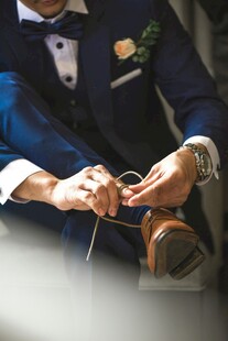 新郎系鞋带准备婚礼