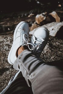 户外休闲中的白色运动鞋