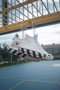 港口吊起大型物件